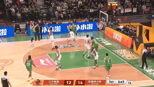 开云官网-李晓旭替补上场后接球三分投进，辽宁15-14反超领先新疆