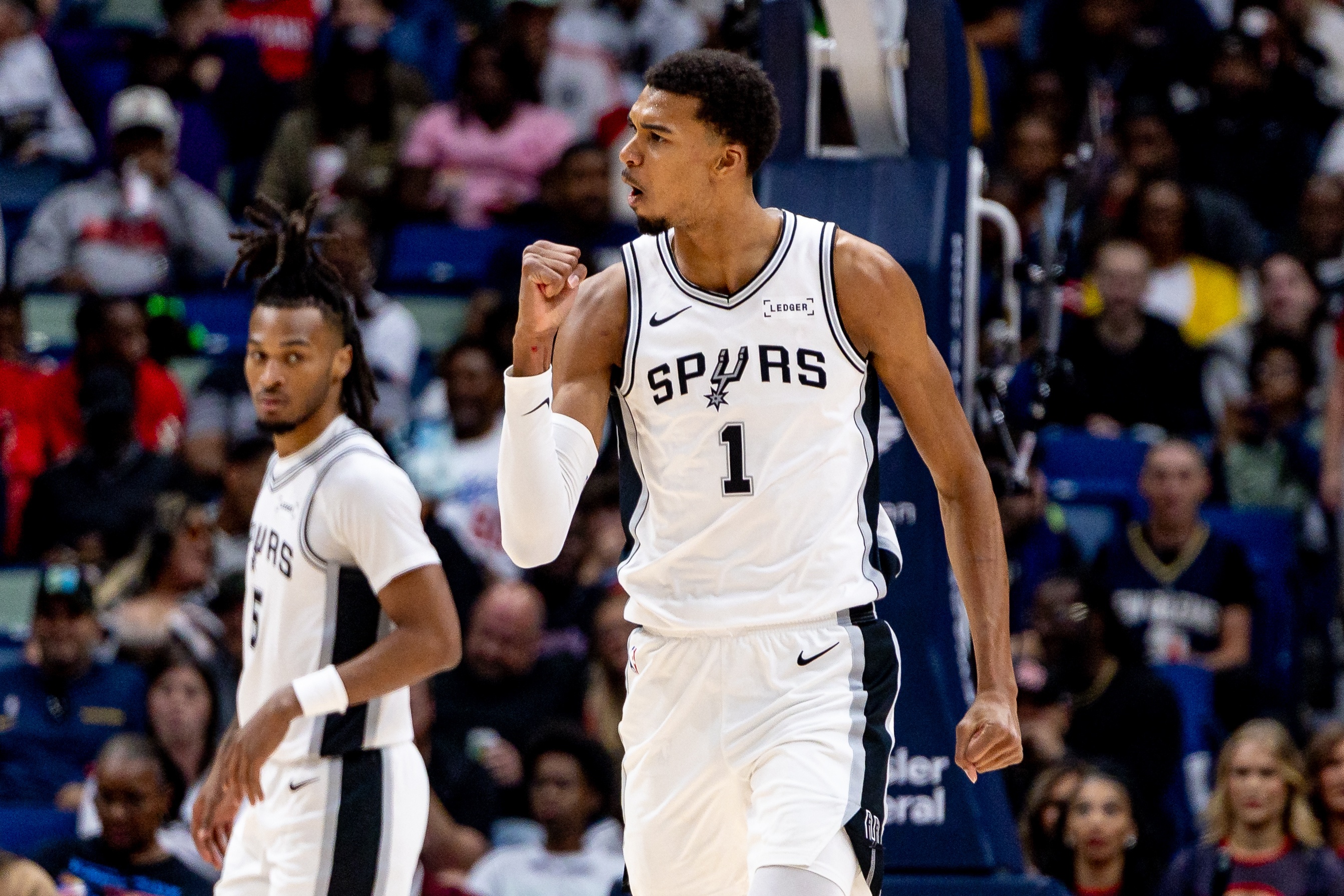 马刺今日迎战雄鹿 马刺首发：文班&amp;福克斯&amp;卡斯尔&amp;巴恩斯&amp;尚帕尼